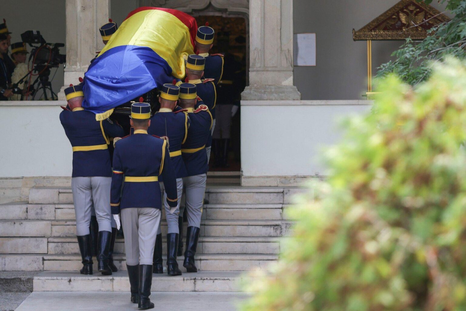 Video Ion Iliescu, ignoriert von Rumänen bei der Beerdigung. Zehntausende Menschen bei den Beerdigungen von Corneliu Coposu und König Mihai, verlassene Straßen in Iliescu