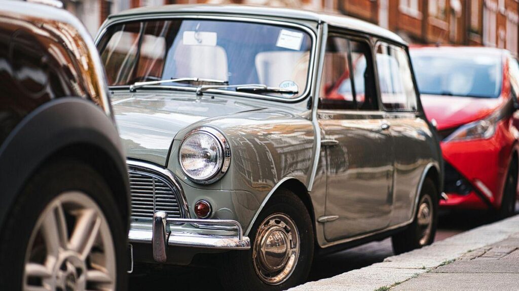 An einem heißen Sommertag können Autos, die auf der Straße geparkt sind, wie ein Ofen erwärmen, und die Situation kann durch die Farbe des Autos verschlechtert werden, was sogar ganze städtische Gebiete erwärmen kann. Wissenschaftler stellten fest, dass schwarze Autos an heißen Sommertagen um fast 4 ° C erhöht wurden.