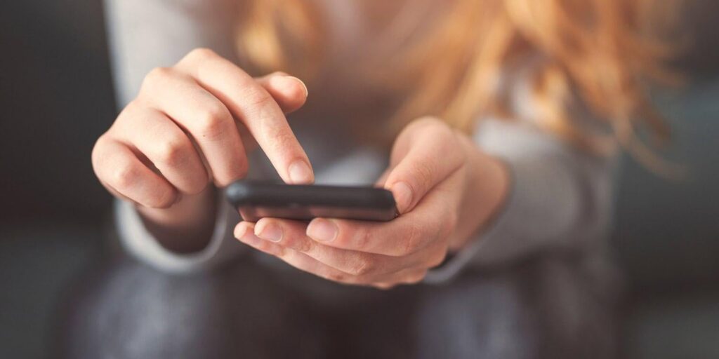Eine kürzlich durchgeführte Studie untersucht die Beziehung zwischen Mobiltelefonabhängigkeit und Kreativität bei Jugendlichen. Die Ergebnisse deuten darauf hin, dass eine höhere Telefonabhängigkeit mit einer erhöhten künstlerischen Kreativität verbunden ist, aber die wissenschaftliche Kreativität verringerte Eine kürzlich durchgeführte Studie untersucht die Beziehung zwischen Mobiltelefonabhängigkeit und Kreativität bei Jugendlichen. Die Ergebnisse deuten darauf hin, dass eine höhere Telefonabhängigkeit mit einer erhöhten künstlerischen Kreativität verbunden ist, aber die wissenschaftliche Kreativität verringerte
