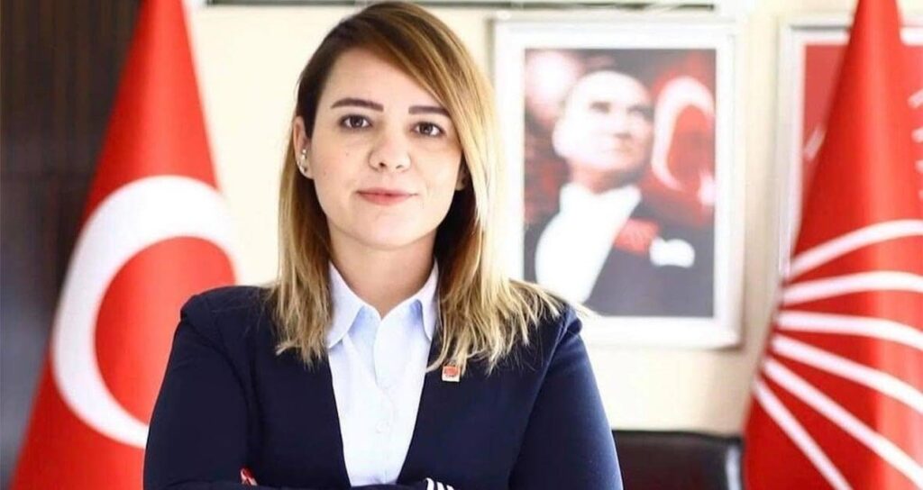 Merve Saatçı Özmen, die Tochter des Provinzvorsitzenden von Chp Aydın, Hikmet Saatçı, nachdem der AKP an die AKP gestiegen war, gab bekannt, dass er von seinem Job in der Gemeinde zurückgetreten sei