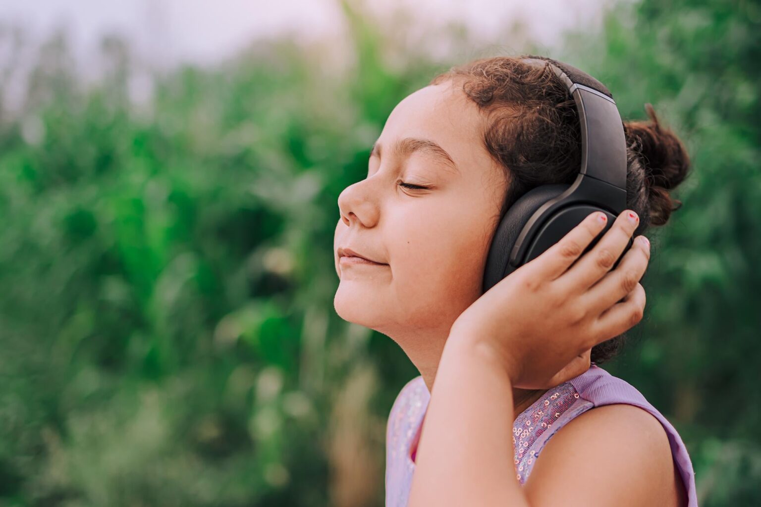 Neue Untersuchungen zeigen, dass Kinder im Alter von 3 bis 5 Jahren Glück, Traurigkeit, Ruhe und Angst in der Musik identifizieren können, aber dass Kinder, die weniger Anzeichen von Empathie oder Schuld zeigen, mehr Schwierigkeiten haben.