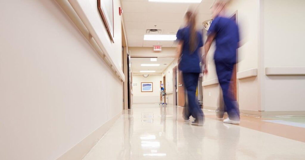 Die Krankenschwester von Agentur berichtet Kollegin, weil er Patienten mit geistiger Behinderung Wasser aufgießt, informiert andere Mitarbeiter bei Schichtwechsel, die der Vorfall aufgetreten war, und musste sich dann gegenüber dem ursprünglichen Mitarbeiter entschuldigen, weil er gegen ihre Privatsphäre verstoßen hat!