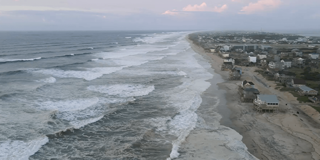 Der Hurrikan Erin schließt Strände von Florida nach New York, entfesselt Monsterwellen, Rissströme, extreme Erosion