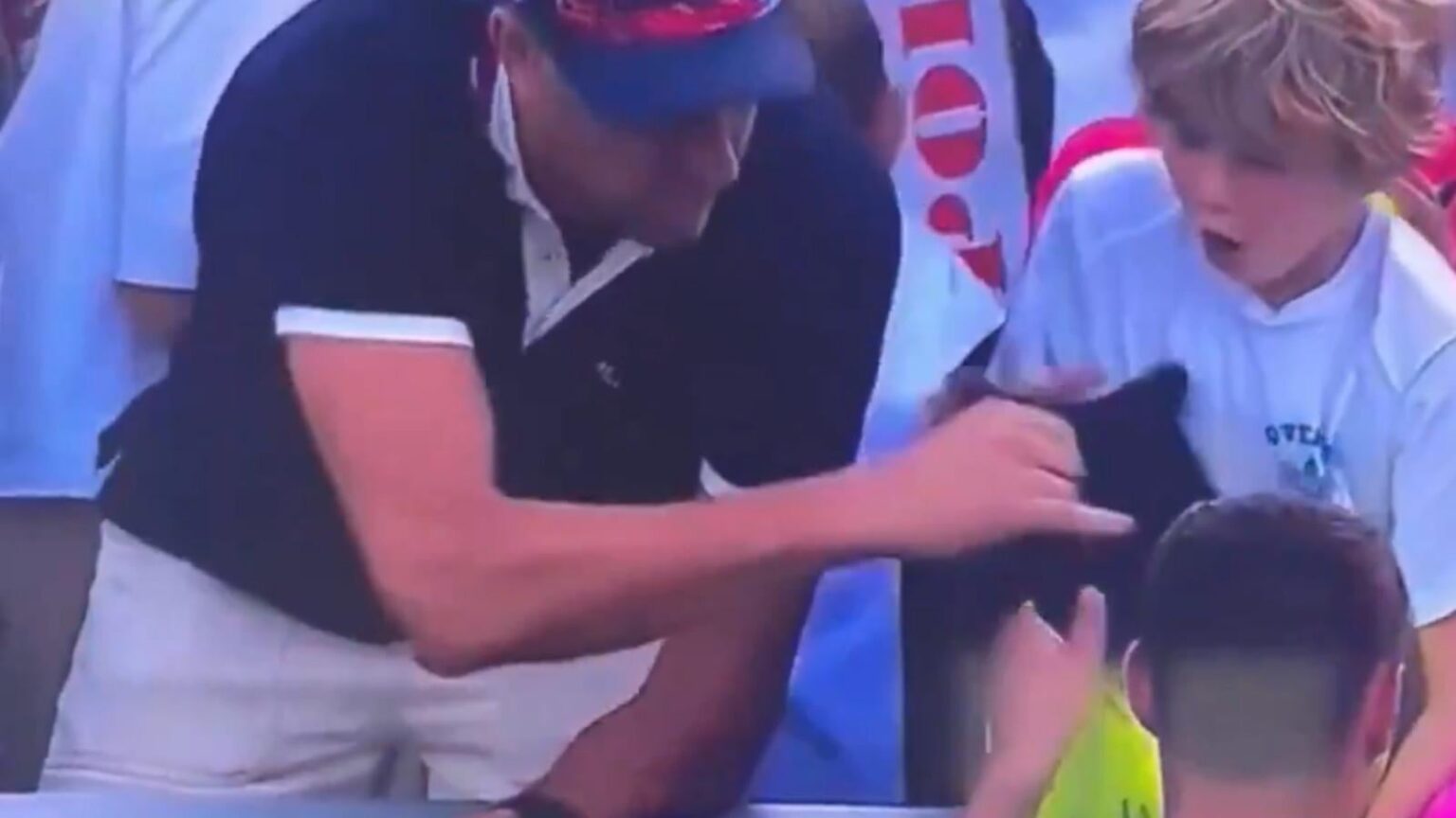 Die Unternehmensüberprüfung des polnischen CEO bombardiert, nachdem er ein Kind beim Tennisspiel gestohlen hatte Die Unternehmensüberprüfung des polnischen CEO bombardiert, nachdem er ein Kind beim Tennisspiel gestohlen hatte