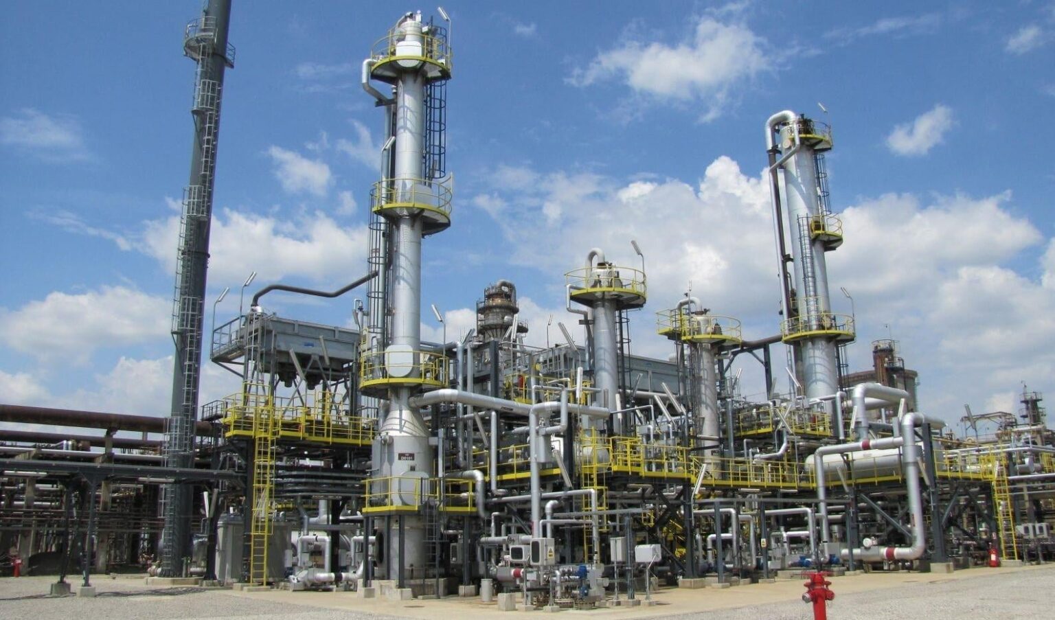 Quellen Russland, der verdächtigt wird, eine große Menge Azeröl für Rumänien und andere europäische Länder absichtlich kontaminiert zu haben. Das mit Chlor gemischte Öl könnte die Petrobrazi -Raffinerie ernsthaft beschädigen und in Rumänien eine Kraftstoffkrise verursachen