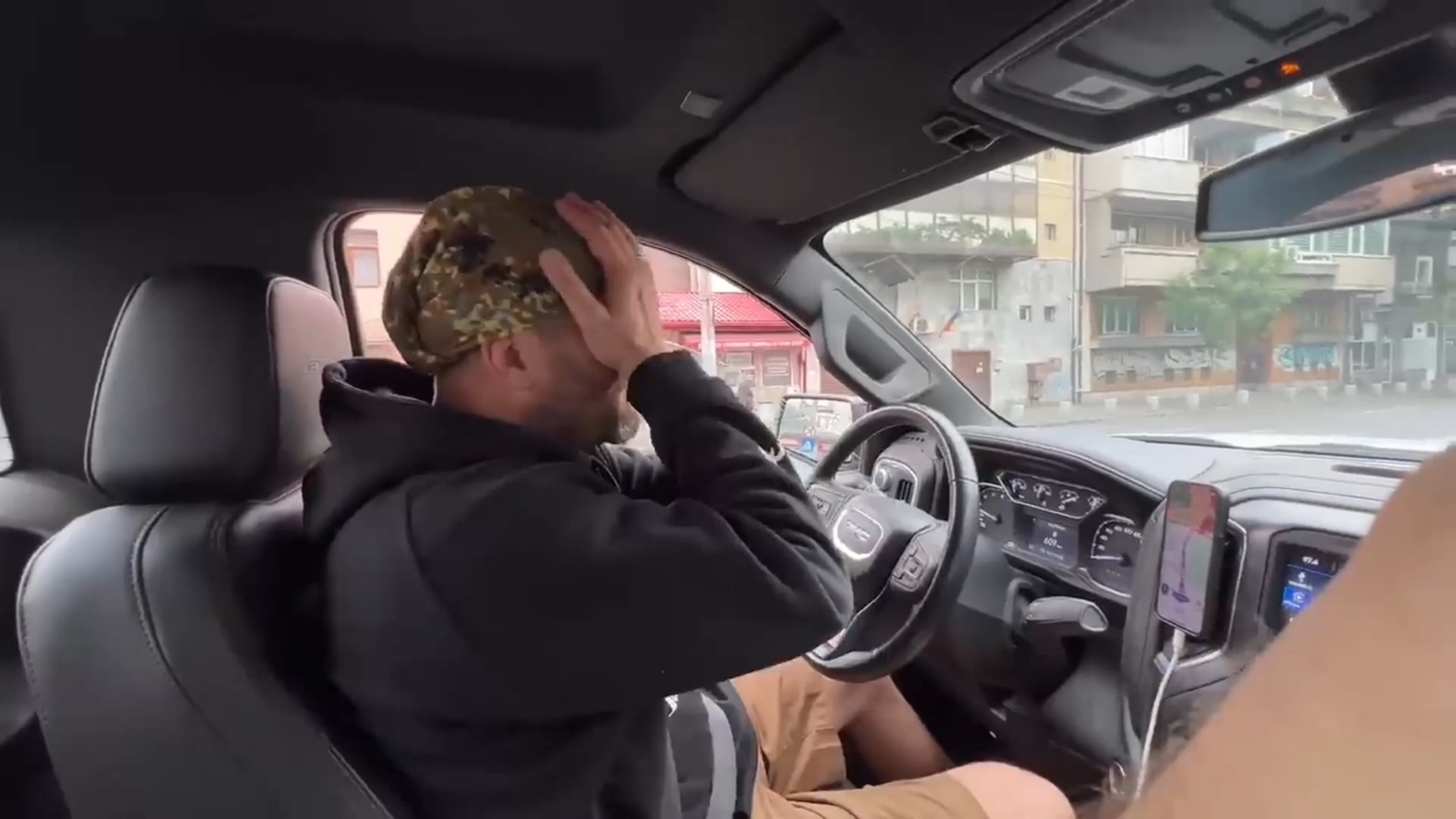 Cheloo aggressiv in der Stadt fahren