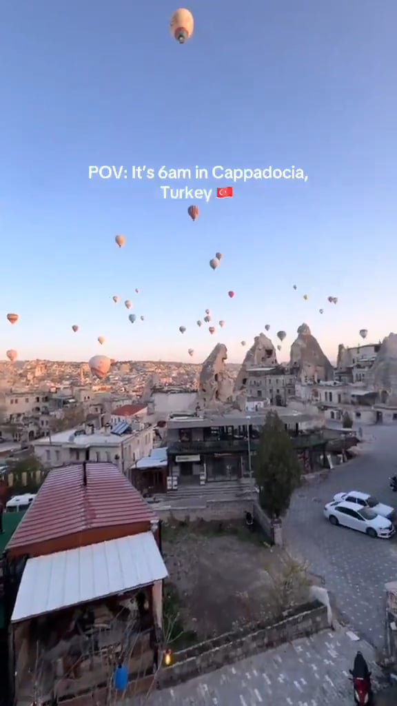 Ein Tourist in Cappadocia, Torkiye, teilte ein Video der Aussicht, die er sah, als er morgens aufwachte.