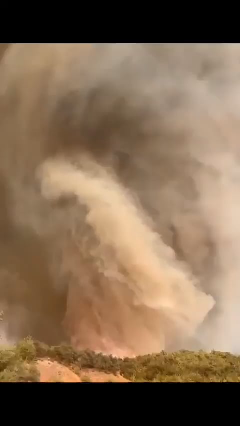 Ein Feuertornado zerstört den Wald in der westlichen Türkei.