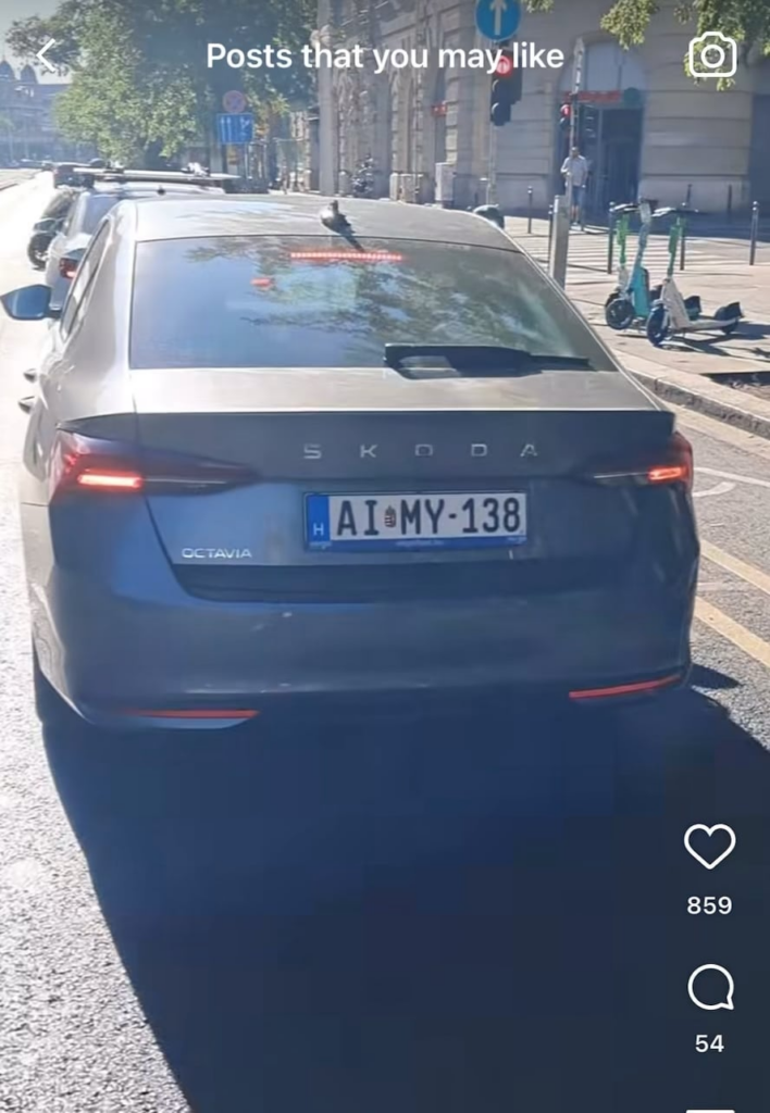 Jemand meldet es bitte! ISTVán Hollik - Abgeordneter Fidesz ist ein Mobiltelefon während der Fahrt