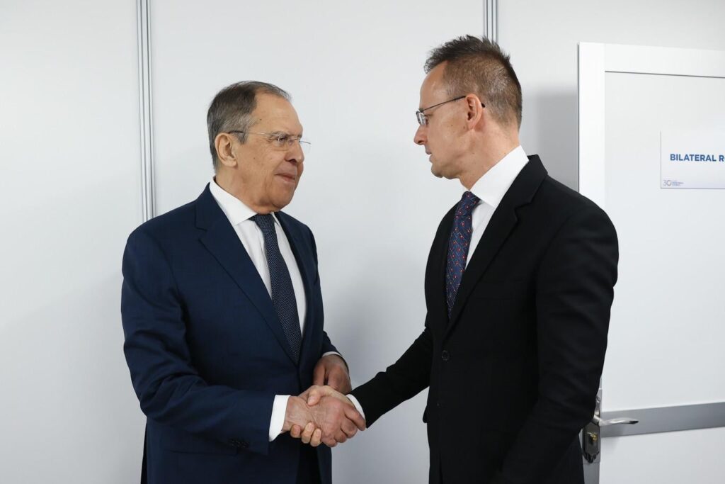 Szijjártó sagte, es sei nicht Russland, sondern die EU interveniert bei den ungarischen Wahlen, nachdem sie die Position des russischen Geheimdienstes wiederholt habe