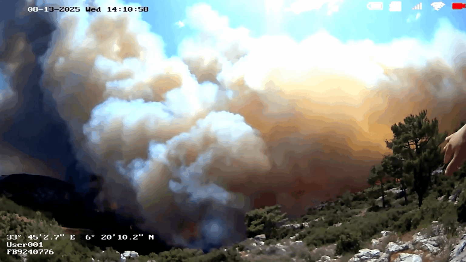 Body Cam Video eroberte türkische Feuerwehrleute, die gegen Flammen kämpften, nachdem ein Waldbrand in der türkischen Provinz Southern Mersin über Nacht mehrere Häuser zerstört hat