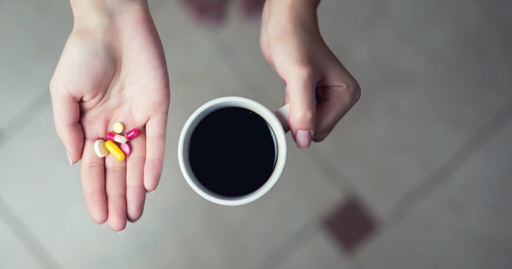 Kaffee könnte einige Antibiotika weniger effektiv machen. Neue Ergebnisse deuten darauf hin, dass selbst alltägliche Substanzen ohne direkte antimikrobielle Wirkung wie koffeinhaltige Getränke bestimmte Genregulatoren beeinflussen können, die den Transportproteinen steuern, wodurch das, was in E. coli -Bakterien eintritt und verlässt. Kaffee könnte einige Antibiotika weniger effektiv machen. Neue Ergebnisse deuten darauf hin, dass selbst alltägliche Substanzen ohne direkte antimikrobielle Wirkung wie koffeinhaltige Getränke bestimmte Genregulatoren beeinflussen können, die den Transportproteinen steuern, wodurch das, was in E. coli -Bakterien eintritt und verlässt.