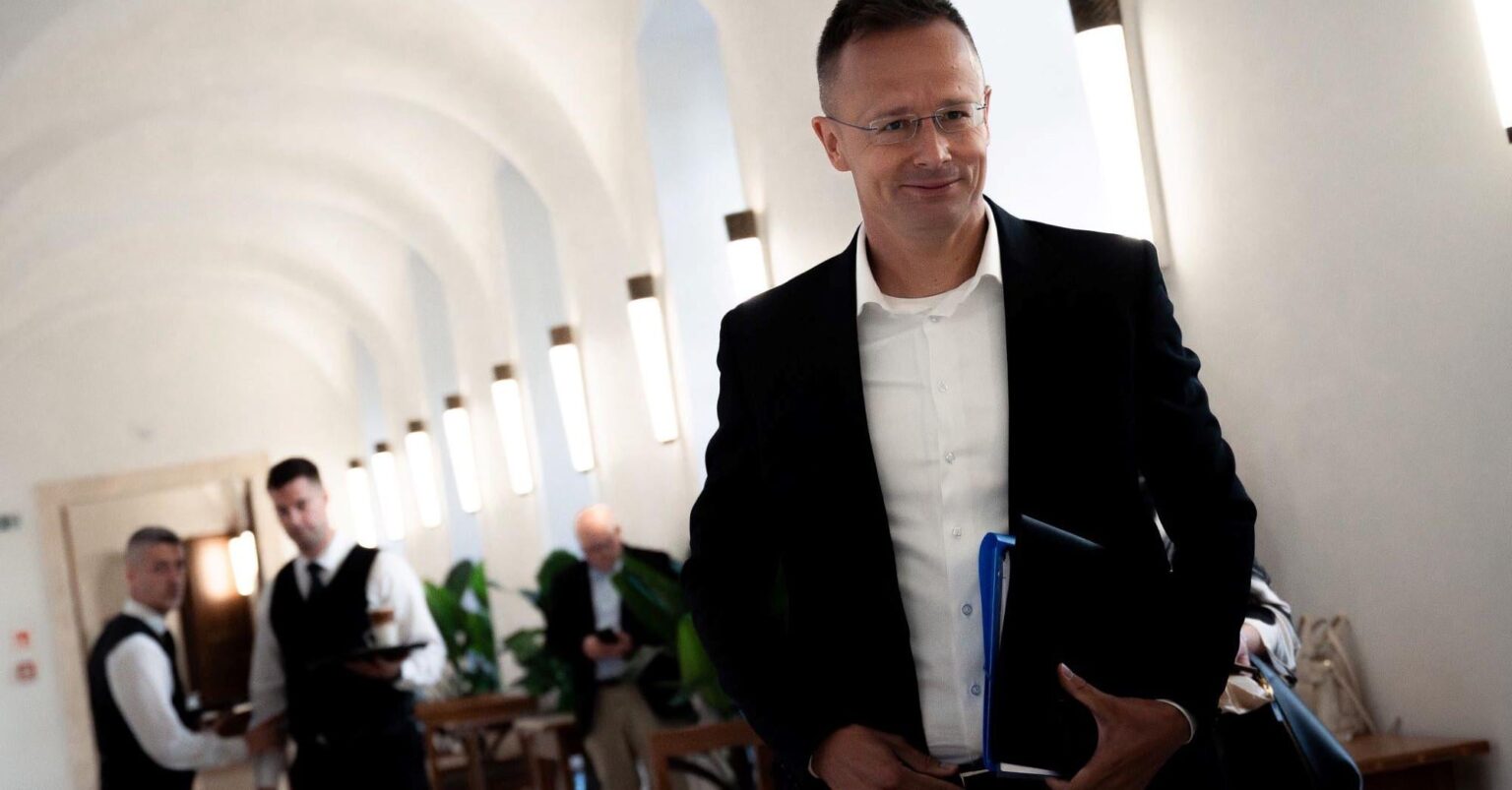Ákos Hadházy hat heute einen Posten über die Luxusreise von Peter Szijjártós Sohn veröffentlicht Ákos Hadházy hat heute einen Posten über die Luxusreise von Peter Szijjártós Sohn veröffentlicht