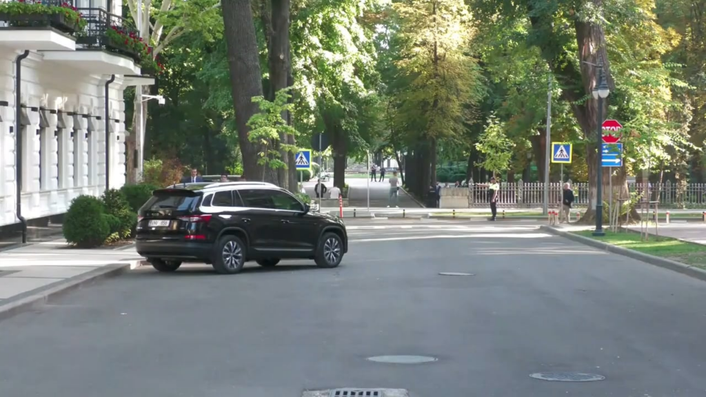 Die Begrüßung des Präsidenten Rumäniens, Nicușor Dan, durch den Präsidenten der Republik Moldawien, Maia Sandu anlässlich des Tages der rumänischen Sprache