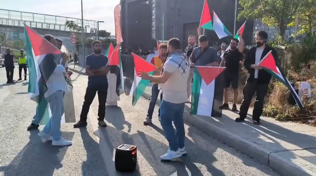 Die Plattform der palästinensischen Union versammelte sich vor der Präsidentschaft der Provinz in der Provinz Istanbul als Reaktion auf diejenigen, die in Gaza -Protesten gegen die Regierung sagen: „Wenn die hungrigen Trollen uns zuhören, schauen Sie uns an.