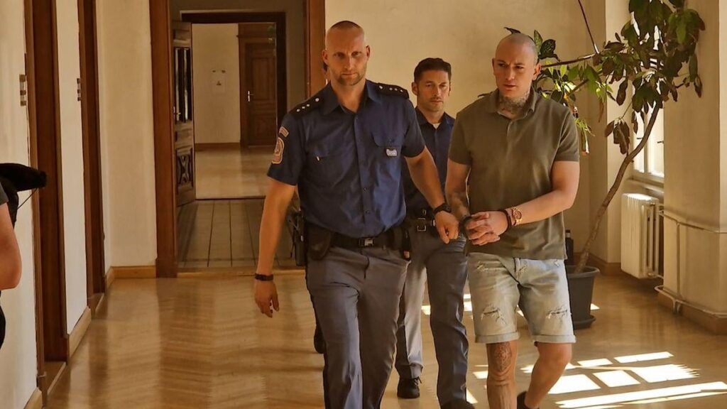 Der Idiot, der Süßigkeiten gestohlen und verteilte, kann sitzen, während der Motherfucker, als er das Kind vergewaltigte, das Kind mit der Erkrankung schneidet. Willkommen in Czekistan Der Idiot, der Süßigkeiten gestohlen und verteilte, kann sitzen, während der Motherfucker, als er das Kind vergewaltigte, das Kind mit der Erkrankung schneidet. Willkommen in Czekistan
