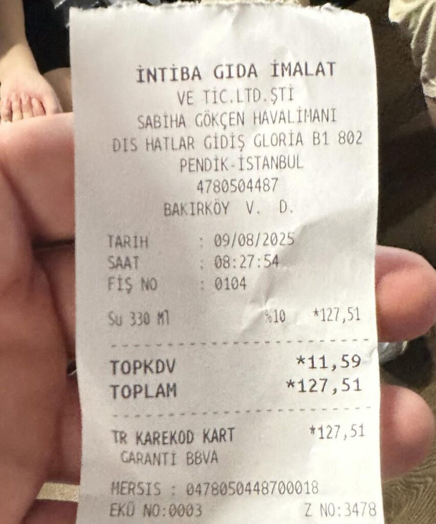 Ein Geschäft am Sabiha Gökçen Airport: 330 ml Wasser: 127 TL