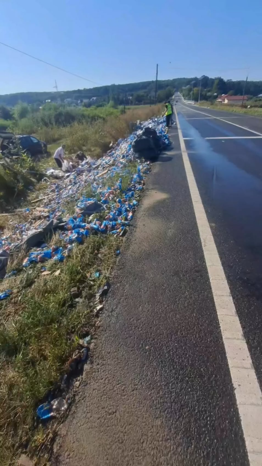 Auf der Straße zwischen Botosani und Hârlău wurde ein mit Bier beladener Schuss auf die Straße umkippt