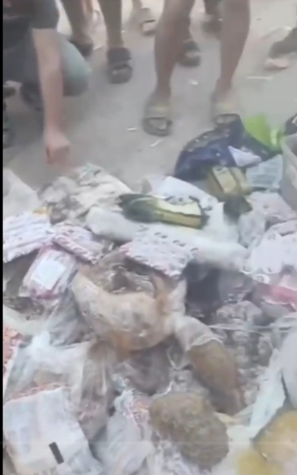 Der Auftragnehmer von Toki’nin Gurttaş Yapı auf der Baustelle, die vom Unternehmen „Tashan“, der Cafeteria, gebrochen, „faul“ und abgelaufenes Fleisch mit früherem Fleisch betrieben wurde, schienen Hunderte von Arbeitern zu essen. Es stellte sich heraus, dass dieselbe Firma Kyk -Schlafsäle in Artvin machte. Der Auftragnehmer von Toki'nin Gurttaş Yapı auf der Baustelle, die vom Unternehmen "Tashan", der Cafeteria, gebrochen, "faul" und abgelaufenes Fleisch mit früherem Fleisch betrieben wurde, schienen Hunderte von Arbeitern zu essen. Es stellte sich heraus, dass dieselbe Firma Kyk -Schlafsäle in Artvin machte.