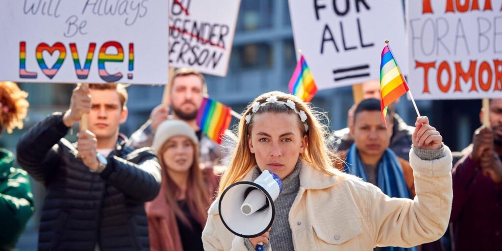 Linke verursacht, dass auch von Konservativen moralischer angesehen wird, findet untersucht. Diese Asymmetrie könnte helfen, zu erklären, warum sich politische Debatten oft moralisch einseitig anfühlen, wobei eine Seite als die Verteidigung der Menschenrechte und die andere als aufrechterhaltende Tradition oder Sicherheit ohne das gleiche ethische Gewicht angesehen wird. Linke verursacht, dass auch von Konservativen moralischer angesehen wird, findet untersucht. Diese Asymmetrie könnte helfen, zu erklären, warum sich politische Debatten oft moralisch einseitig anfühlen, wobei eine Seite als die Verteidigung der Menschenrechte und die andere als aufrechterhaltende Tradition oder Sicherheit ohne das gleiche ethische Gewicht angesehen wird.