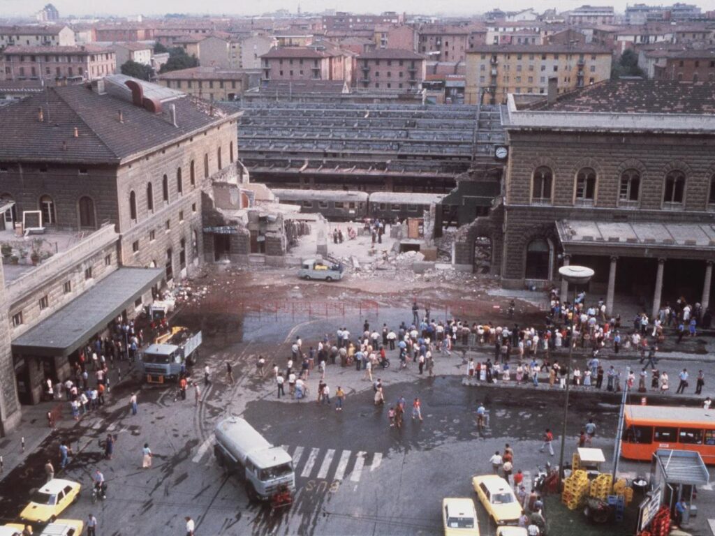 Vor 45 Jahren wurde am Morgen des 2. August 1980 ein Terroranschlag der Bologna Central Station in Bologna, Italien, 85 Menschen getötet und über 200 verwundet. In den Jahren des Bleis war es das blutigste Ereignis in Italien nach dem Krieg. Vor 45 Jahren wurde am Morgen des 2. August 1980 ein Terroranschlag der Bologna Central Station in Bologna, Italien, 85 Menschen getötet und über 200 verwundet. In den Jahren des Bleis war es das blutigste Ereignis in Italien nach dem Krieg.