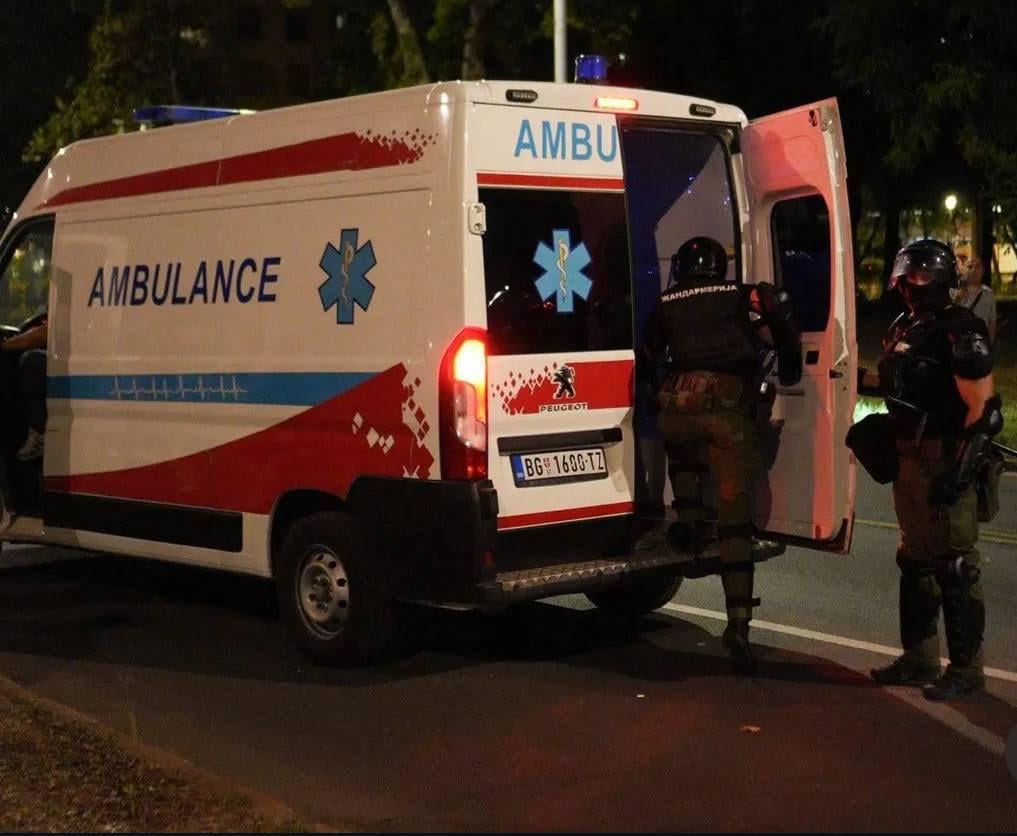 Die Demonstranten behaupten, dass die serbische Polizei bei Proteste mit Krankenwagenfahrzeugen umziehen wurde.