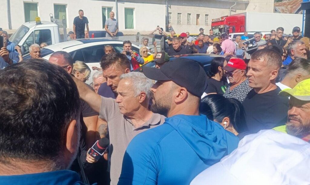 Video -Update Călin Georgescu ging zu Überschwemmungen, die von Leibwächtern umgeben waren. Das Team stellte den Präsidentenmarsch in die Kisten, die Glocken wurden im Dorf / in der Region E und George Simion gezogen, aber die beiden extremistischen Führer trafen sich nicht / Mitglieder der Interope -Clans, um Călin Georgescu um Video -Update Călin Georgescu ging zu Überschwemmungen, die von Leibwächtern umgeben waren. Das Team stellte den Präsidentenmarsch in die Kisten, die Glocken wurden im Dorf / in der Region E und George Simion gezogen, aber die beiden extremistischen Führer trafen sich nicht / Mitglieder der Interope -Clans, um Călin Georgescu um