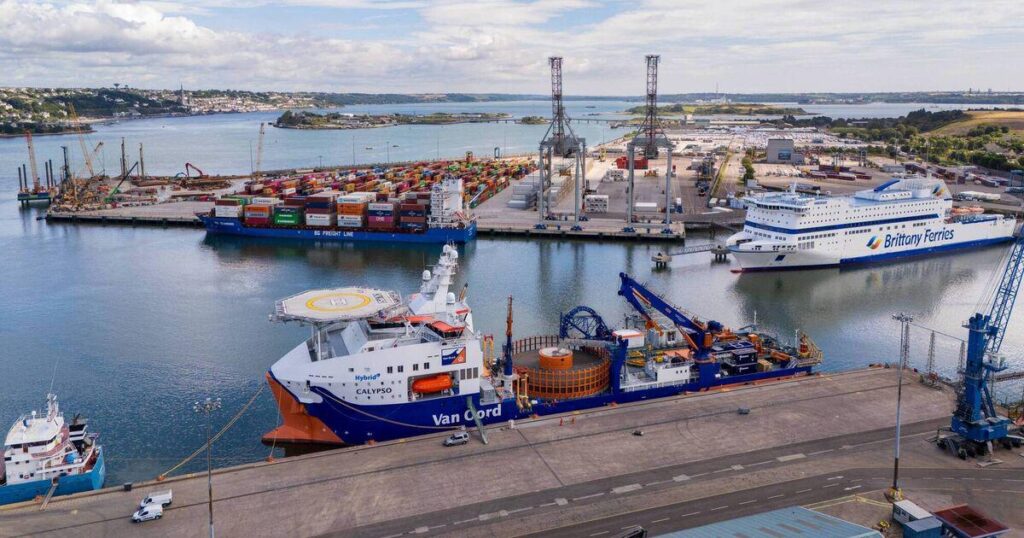 Die Arbeiten beginnt mit dem keltischen Interconctor, wenn der Schiff in Cork ankommt, um Unterwasserkabel zu legen