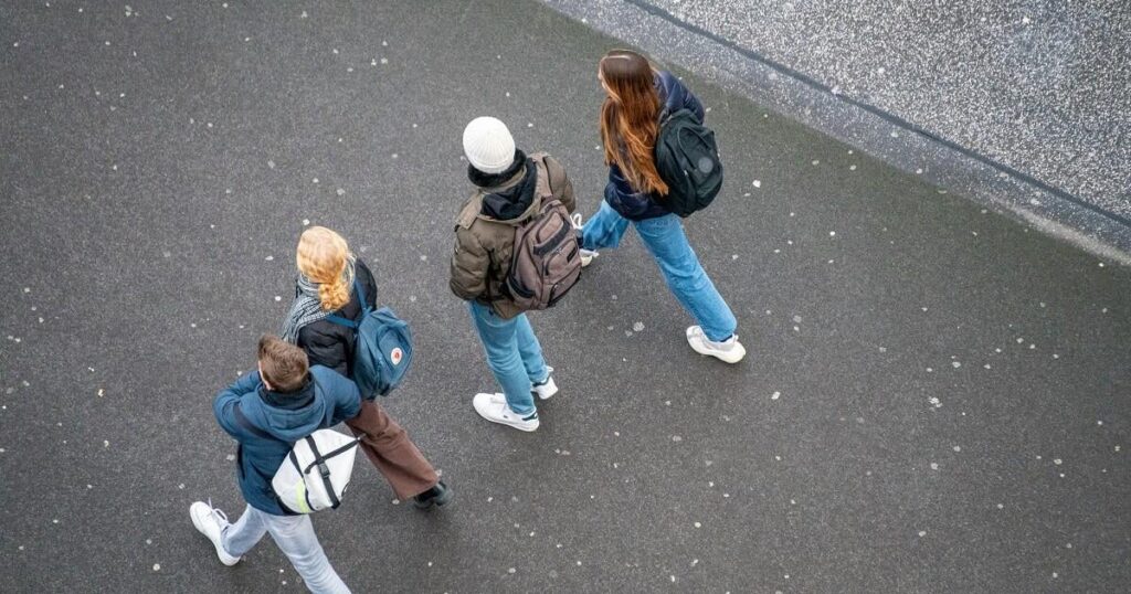 Obwohl die Forschung für die psychische Gesundheit der psychischen Gesundheit von Jugendlichen, einschließlich Ländern mit niedrigem und mittlerem Einkommen, erheblich zugenommen hat, zeigt eine neue systematische Überprüfung von 172 Studien, darunter Daten von über 12 Millionen Jugendlichen in 166 Ländern. Obwohl die Forschung für die psychische Gesundheit der psychischen Gesundheit von Jugendlichen, einschließlich Ländern mit niedrigem und mittlerem Einkommen, erheblich zugenommen hat, zeigt eine neue systematische Überprüfung von 172 Studien, darunter Daten von über 12 Millionen Jugendlichen in 166 Ländern.