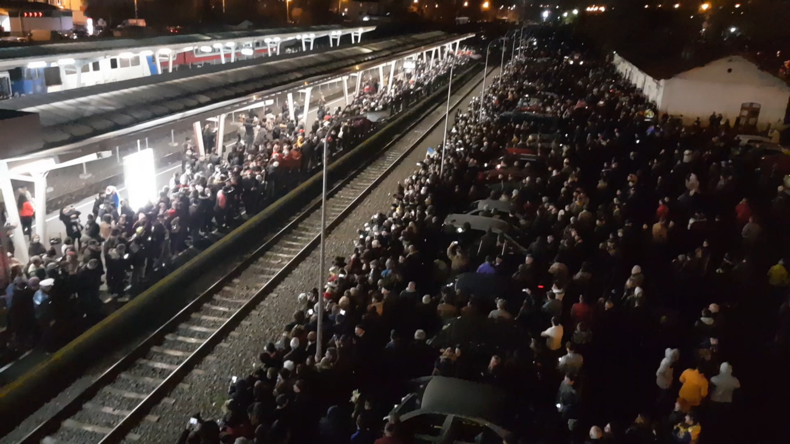 Der aufregendste Moment kommt von 2017 von der Pitesti -Station. Hunderte von Menschen kamen auf die Bahnsteig, um den königlichen Zug zu sehen, der König Mihai zum letzten Mal nach Curta de Argument brachte. Es schien, als würde die Lokomotive weinen.