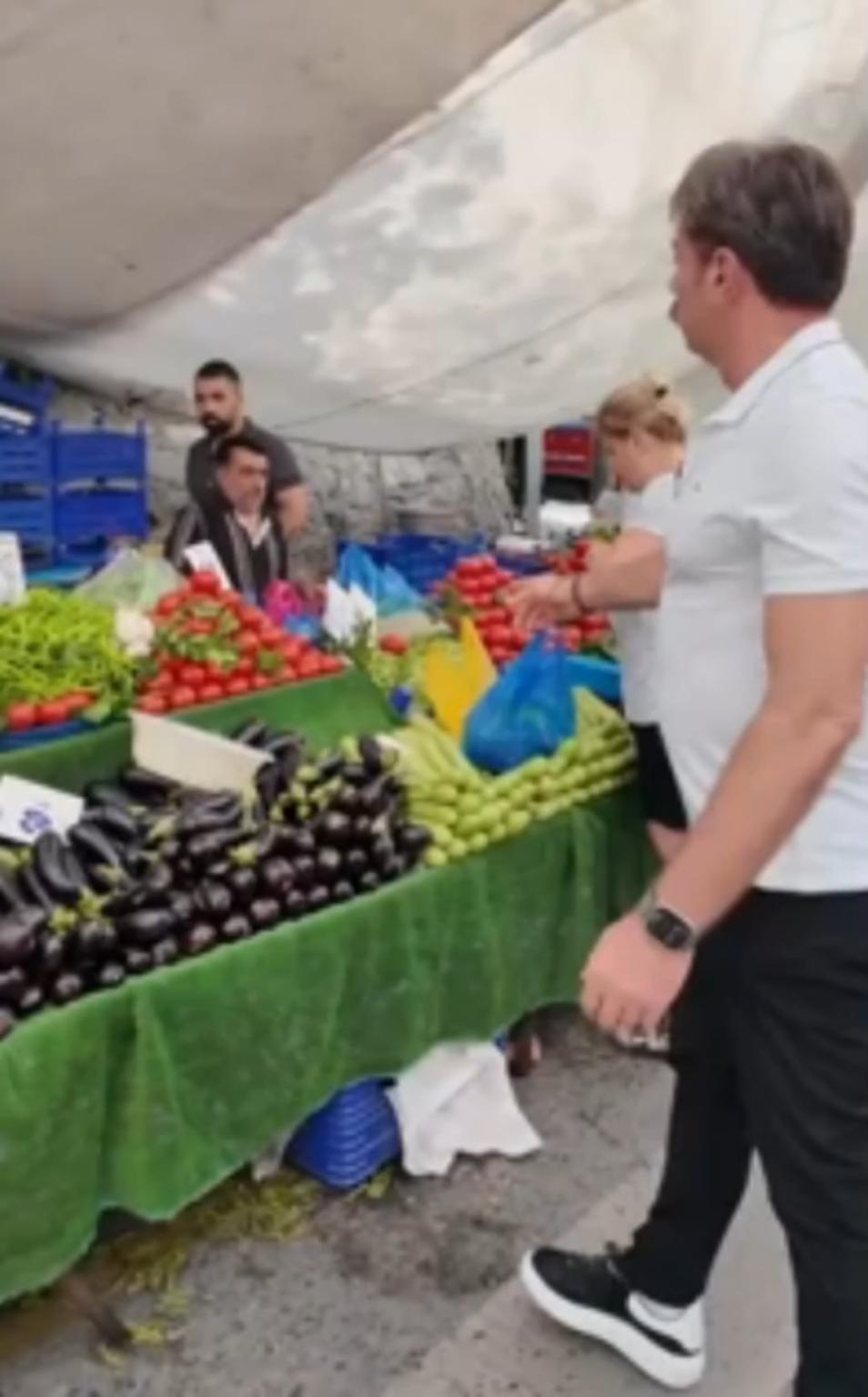 36.000 Pfund Schuhe auf dem Markt mit dem AKP Bahçelievler -Bürgermeister Hakan Bahadır, Gewicht von 50 Pfund Tomaten verkauften Handelsmännchen 36.000 Pfund Schuhe auf dem Markt mit dem AKP Bahçelievler -Bürgermeister Hakan Bahadır, Gewicht von 50 Pfund Tomaten verkauften Handelsmännchen