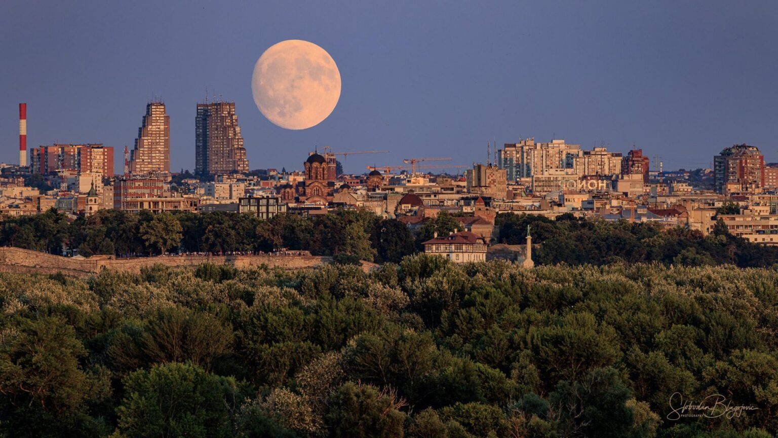 Mondrise über Belgrad