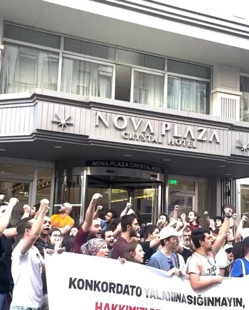In Taksim goss der Hotelchef Wasser aus dem Obergeschoss in die Arbeiter, die sich widersetzten, ihre Rechte zu erhalten. In Taksim goss der Hotelchef Wasser aus dem Obergeschoss in die Arbeiter, die sich widersetzten, ihre Rechte zu erhalten.