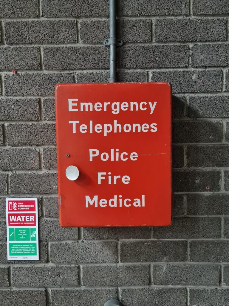Altbemalte Telefonkiste am Flughafen Dublin.