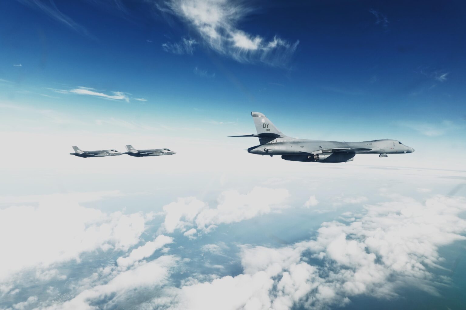 Eine US Air Force B-1B Lancer und zwei Royal Norwegian Air Force F-35As fliegen während einer Bomber Task Force Europe, 14. August 2025, in Formation.