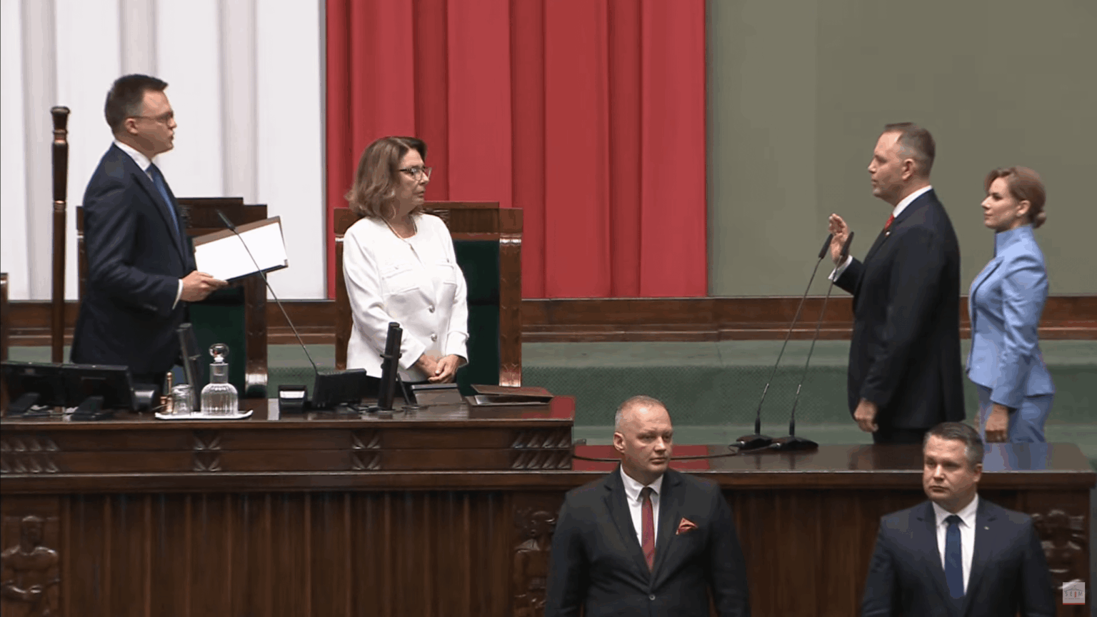 Karol Nawrocki wird offiziell polnisch vorsichtig