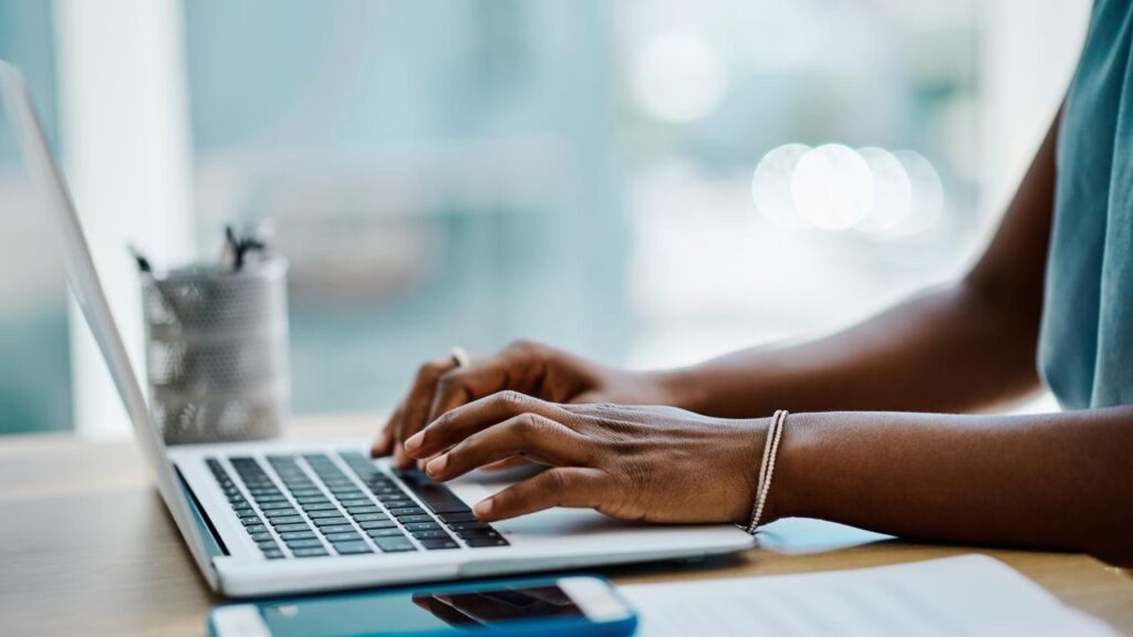 Genai -Assistenten integrieren LLMs in Browser -Erweiterungen, um Dienste wie Übersetzungen, Zusammenfassungen und Notizzusagen bereitzustellen. Eine letzte Woche vorgestellte Studie zeigt, dass sie große Informationen sammeln und teilen. Genai -Assistenten integrieren LLMs in Browser -Erweiterungen, um Dienste wie Übersetzungen, Zusammenfassungen und Notizzusagen bereitzustellen. Eine letzte Woche vorgestellte Studie zeigt, dass sie große Informationen sammeln und teilen.