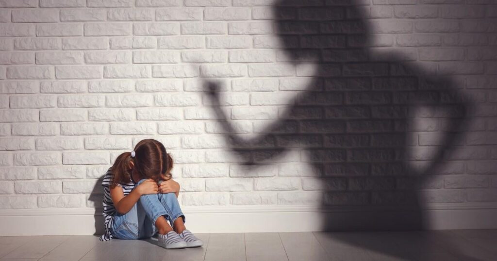 Verbaler Missbrauch in der Kindheit hat verheerende Auswirkungen auf das Gehirn von Erwachsenen | Die Forschung beleuchtet die Notwendigkeit, verbalen Missbrauch als ein schwerwiegendes Problem der öffentlichen Gesundheit zu behandeln, das mit dauerhaften psychologischen Konsequenzen verbunden ist. Verbaler Missbrauch in der Kindheit hat verheerende Auswirkungen auf das Gehirn von Erwachsenen | Die Forschung beleuchtet die Notwendigkeit, verbalen Missbrauch als ein schwerwiegendes Problem der öffentlichen Gesundheit zu behandeln, das mit dauerhaften psychologischen Konsequenzen verbunden ist.