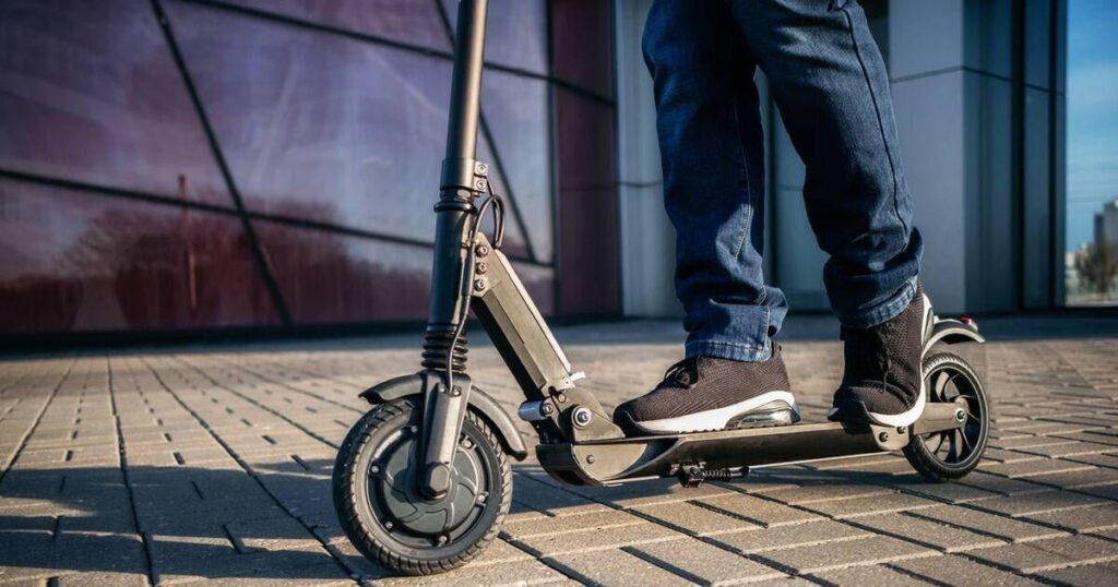 Die Studie ergibt 36% der E-Scooter-Unfälle mit Alkohol, während der Helmnutzungsrückgang sinkt