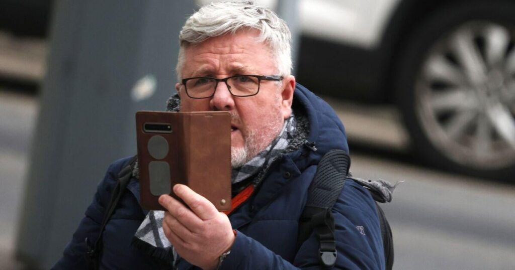 Der rechtsextreme Aktivist Philip Dwyer erscheint vor Gericht, die wegen Straftat der öffentlichen Ordnung angeklagt ist