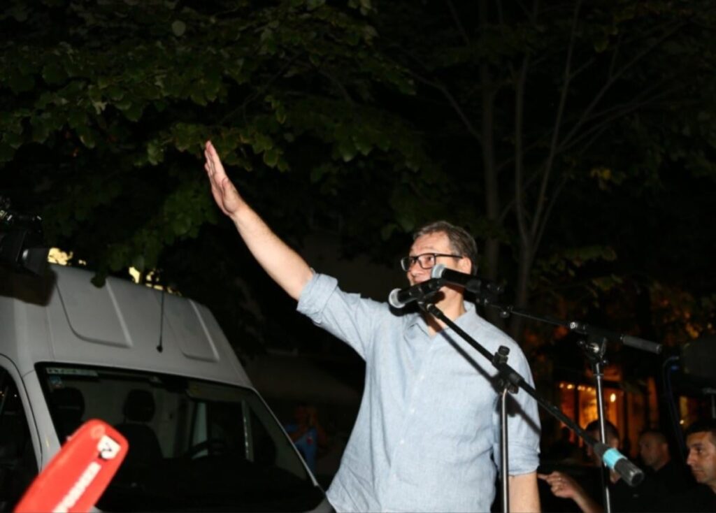Der Präsident von Serbien spricht die gesammelten Paramilitärs, Belgrad, 13. August 2025.