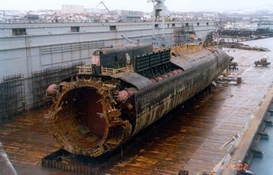 Heute vor 25 Jahren sank das russische Nuklear-U-Boot K-141 Kursk nach einer Trainingstorpedo-Explosion mit dem Verlust aller 118 Mitarbeiter in die Barentssee.