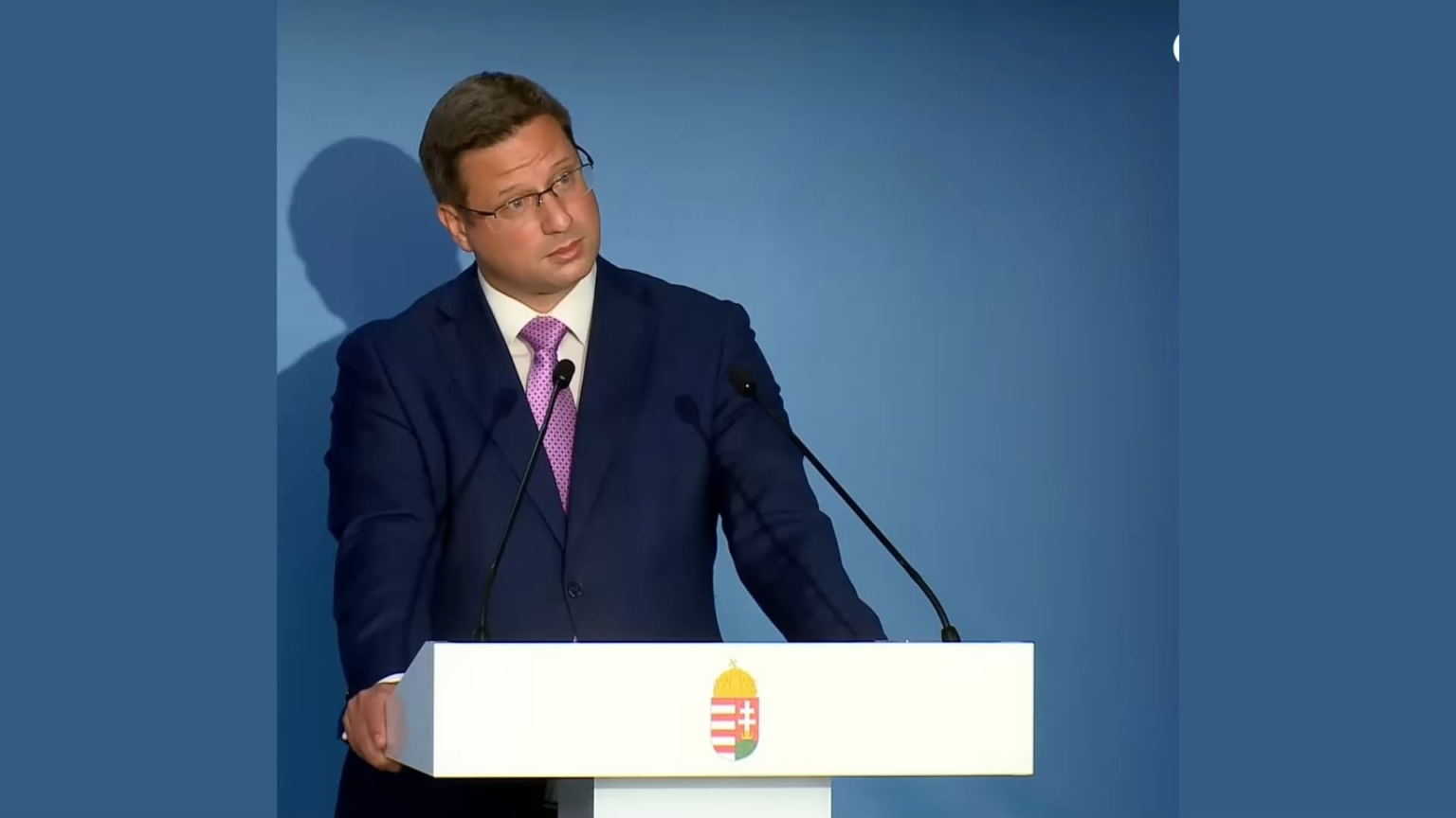 Peinliche Momente über die Regierungsinformationen. Die mädchenhafte Verwirrung des Politikers versuchte wahrscheinlich, seine Rede zu stärken.