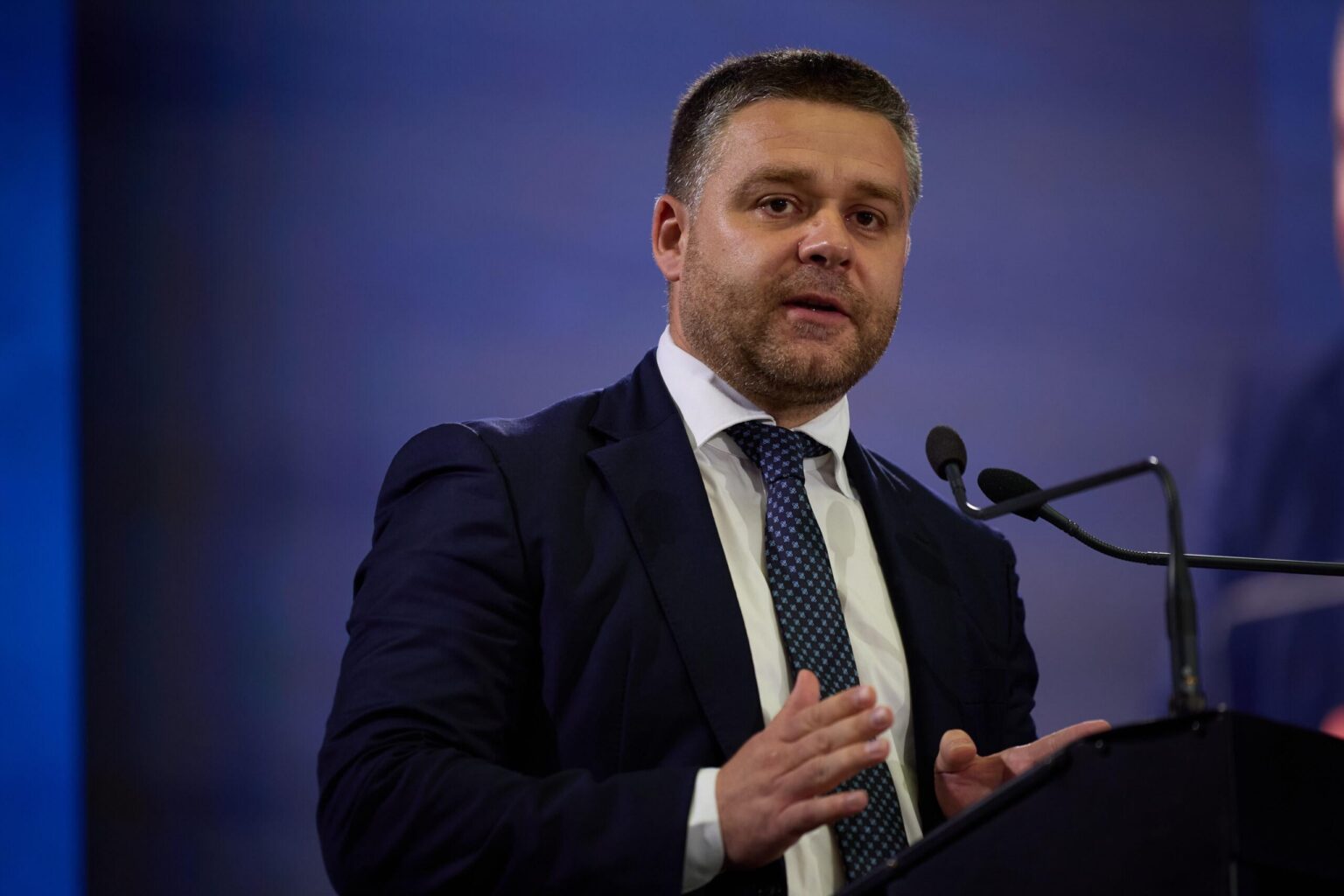 Ciucu, irritiert durch die Kursumfrage, die ihm den dritten Platz bei den Wahlen für die PMB, bei einem Unentschieden mit Piedone und am 1. Platz auf Băluță gibt. "Die Schlacht der Umfragen hat im Schrank für eine Menge gemacht"