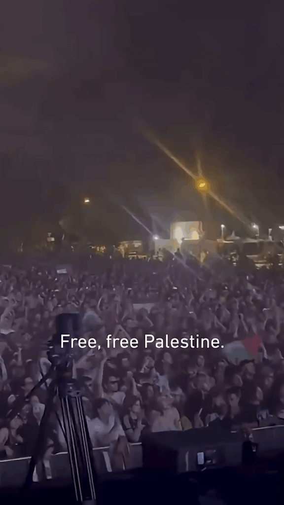 Kniescheibe über den Gazastreifen während des polnischen Festivals spricht