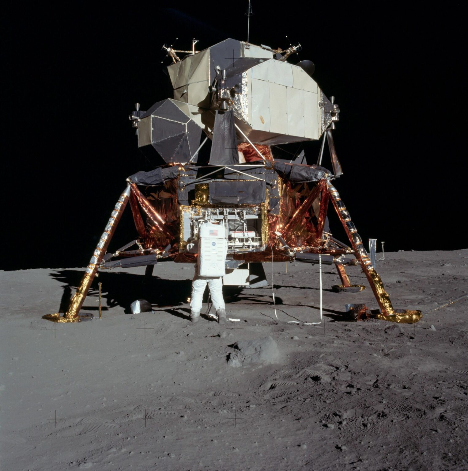 Diese Maschine wog 15.000 kg und konnte sich von 5600 km/h verlangsamen, um auf dem Mond zu landen, dann wieder abzuziehen und auf 5600 km/h zu beschleunigen und mit dem Orbiter -Schiff zu renden.