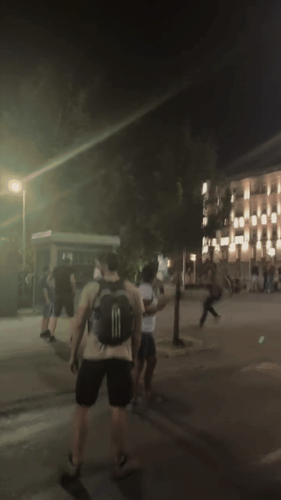 Die Bürger verhinderten eine Verhaftung durch Polizeibeamte in Serbien durch Plainclothes