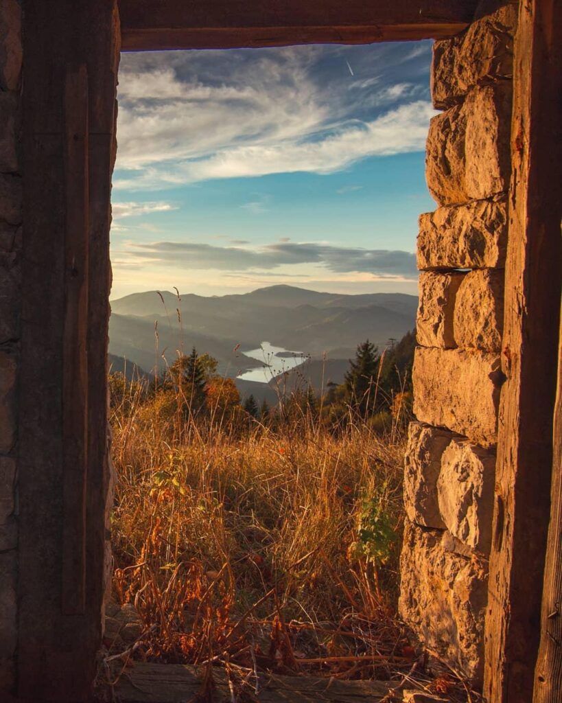 Tara Nationalpark durch die Tür einer verlassenen Hütte, Serbien