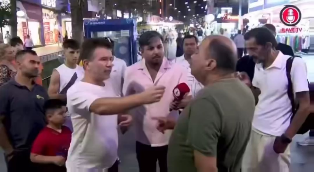 In einer Straßenberichterstattung wurde der Bürger, der Atratürk Armenian nennt, von der Öffentlichkeit geschlagen.