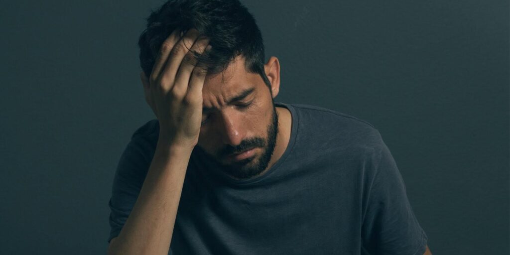 Einsame Menschen zeigen eine größere Stimmungsinstabilität, insbesondere mit positiven Emotionen. Einsame Menschen können Schwierigkeiten haben, im Laufe der Zeit positive Gefühle aufrechtzuerhalten. Ein angenehmes Ereignis könnte ihre Stimmung vorübergehend anheben, aber die Vorteile könnten schneller verblassen als diejenigen, die sich sozialer verbunden fühlen.